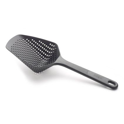 Lingură pentru strecurătoare BLACK SCOOP L, Joseph Joseph