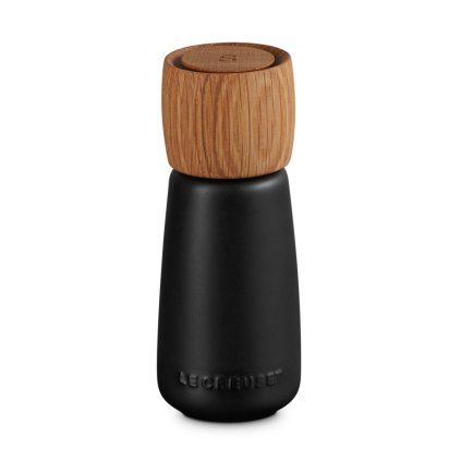 224424 mlynek na sul 17 cm satin black kamenina le creuset