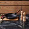 224079 3 mlynek na pepr classic 21 cm hneda drevo le creuset