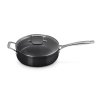 223656 3 panev na sote essential 26 cm 4 l cerna hlinik le creuset