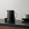 161540 2 vakuova termoska na caj emma black 1 l danish modern 2 0 stelton
